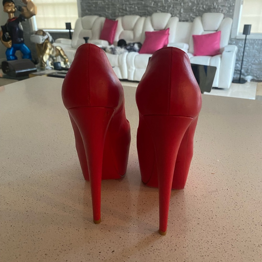 Christian Louboutin - Picture 3 of 4